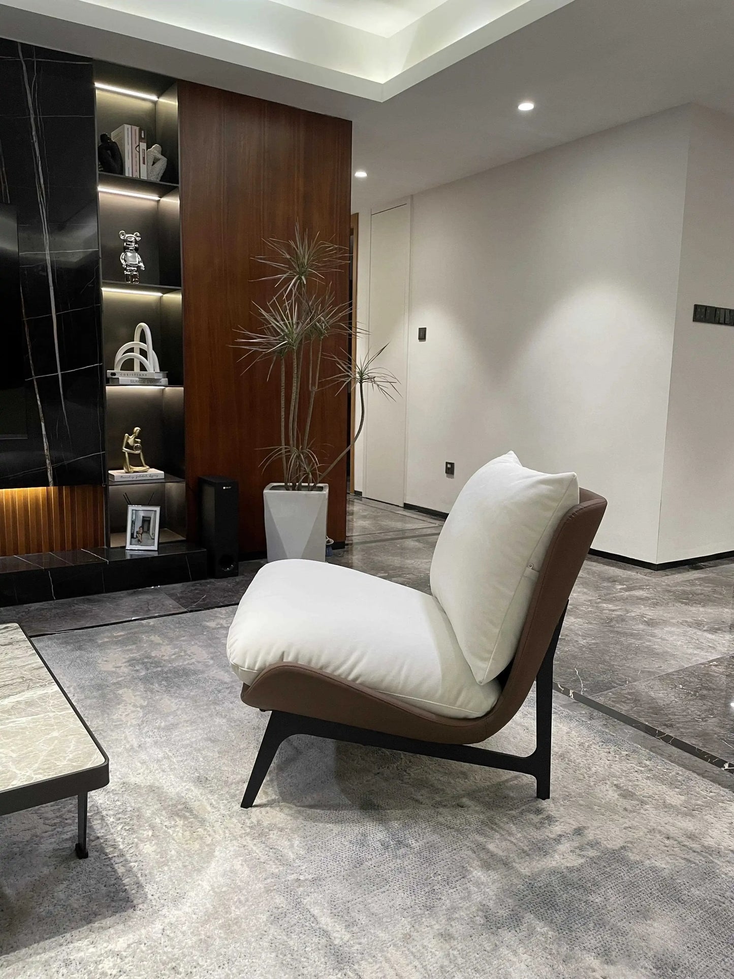 Chic and Contemporary Nordic Chair for Cozy Living Room Lounging Minimalist Single Seat Sofa with Artistic Touch for Balcony