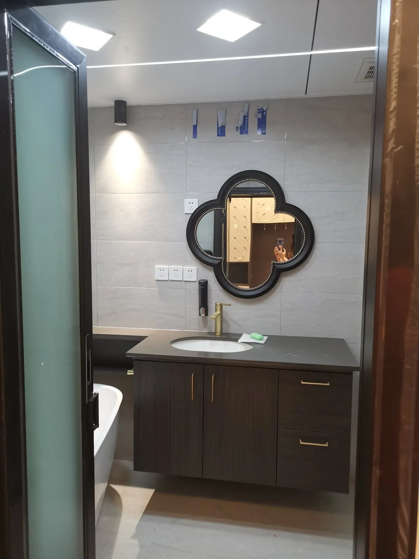 American Retro Bathroom Decorative Mirrors Modern Home Decoration Chinese Clover Wall Hanging Art Mirrors Dressing Table Mirrors